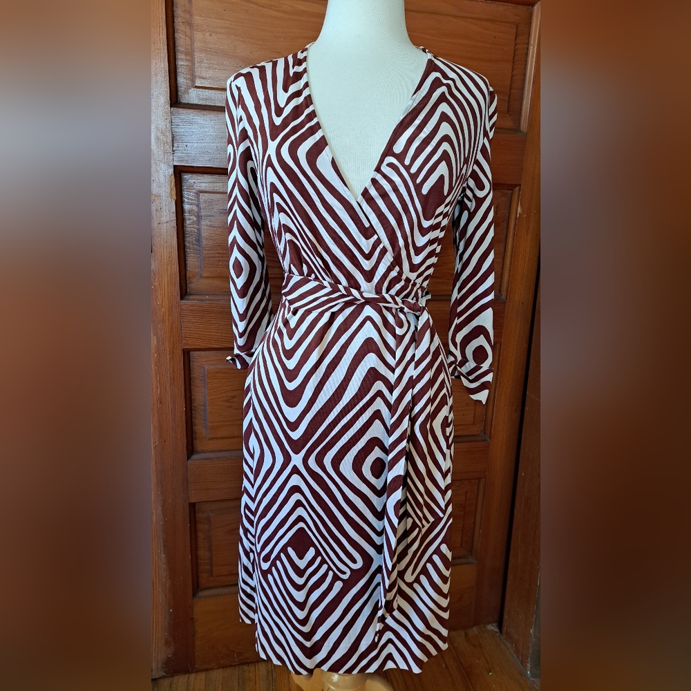 Diane von Furstenburg Iconic Wrap Dress Size 10 Brown/Cream 3/4 sleeves